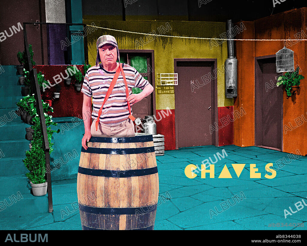 ROBERTO GOMEZ BOLAÑOS en EL CHAVO DEL OCHO, 1972, dirigida por ENRIQUE SEGOVIANO y ROBERTO GOMEZ BOLAÑOS.