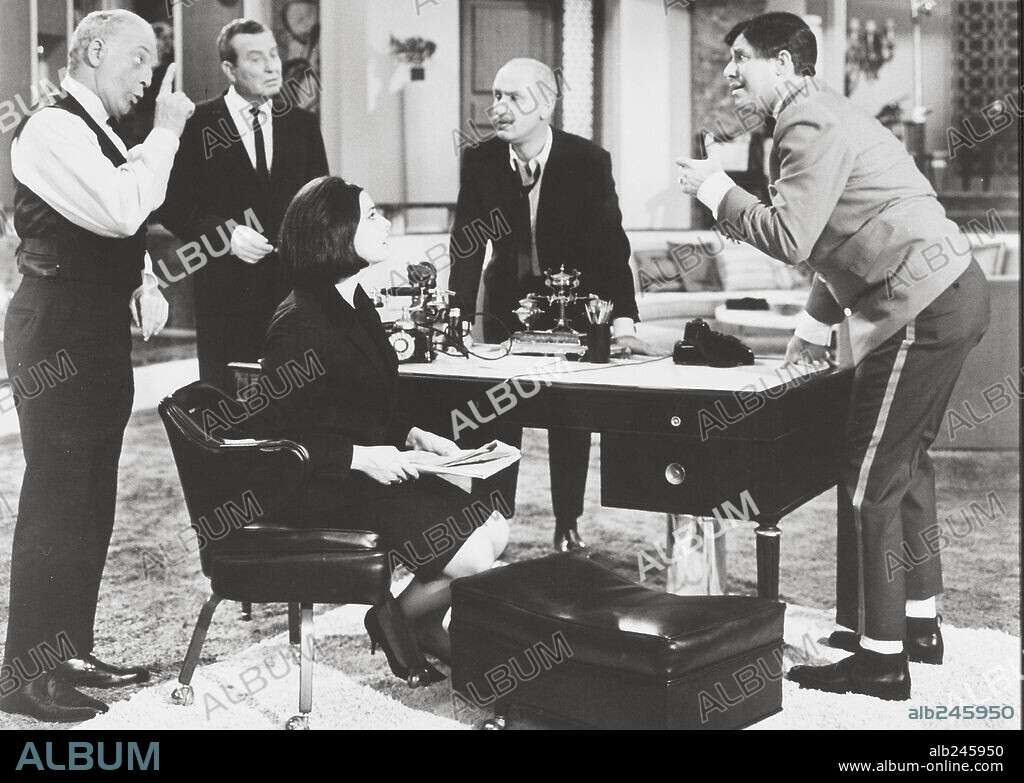 INA BALIN, JERRY LEWIS y KEENAN WYNN en JERRY CALAMIDAD, 1964 (THE PATSY), dirigida por JERRY LEWIS. Copyright PARAMOUNT PICTURES.