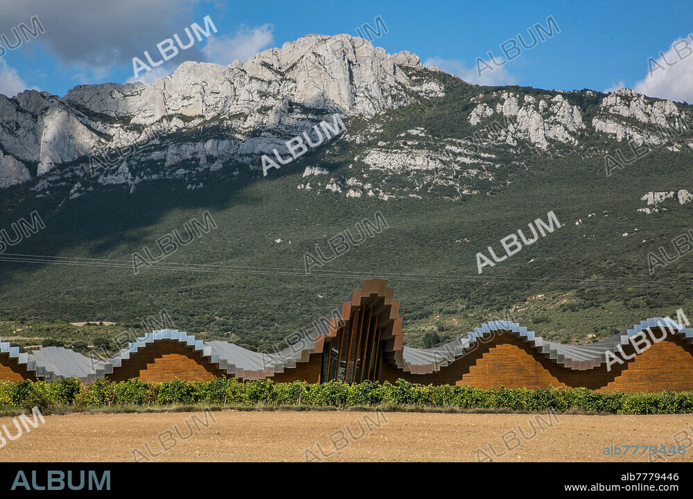 Spanien Laguardia La Rioja 1309 Bodegas Ysios 1998-2001 von Santiago Calatrava Teilansicht vor Gebirge.