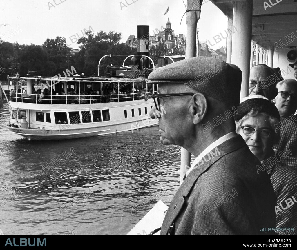 STOCKHOLM 620802 - 700 pensionärer gick i går ombord på två skärgårdsbåtar för en utflykt till Furusund. Foto:Tommy Wiberg Kod: 46 . COPYRIGHT SCANPIX SWEDEN.