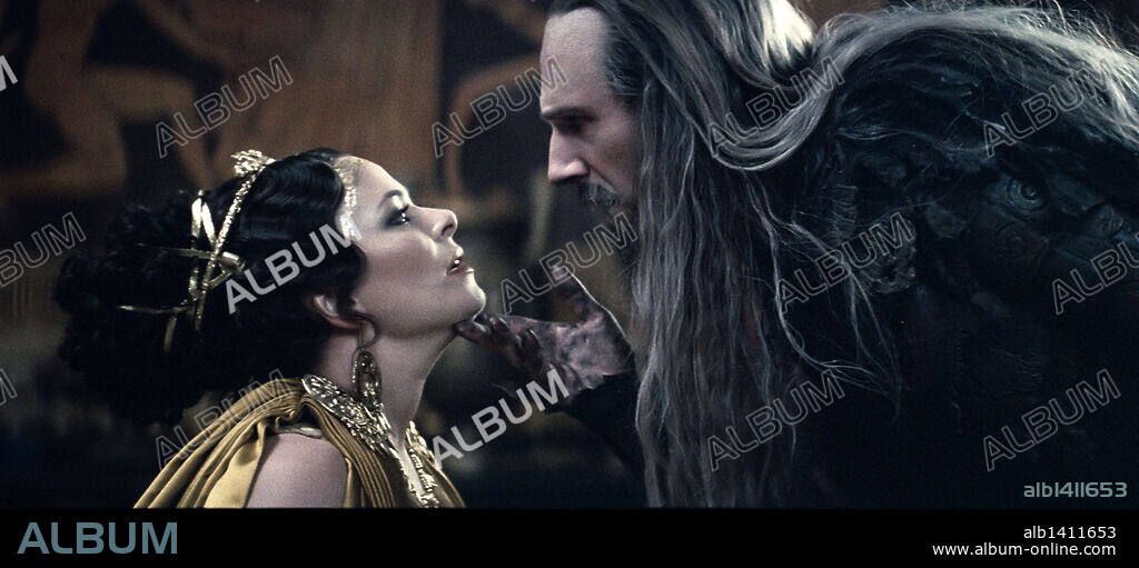 POLLY WALKER and RALPH FIENNES in CLASH OF THE TITANS, 2010, directed by LOUIS LETERRIER. Copyright WARNER BROSS PICTURES/THE ZANUCK COMPANY/THUNDER ROAD.