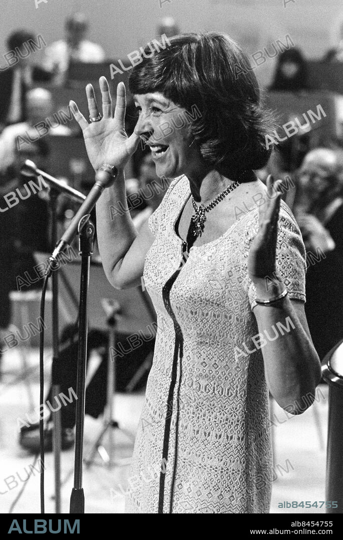 1973-10.. ALICE I "NOAKS ARK". TV-program.. Sänt första gången 1974-01-05.. Här ses Alice Babs, sångerska.. Foto: Bertil S-son Åberg / RiR / SVT / Kod: 5600. Reportage publ. i RiR 2/74 sid. 6-8.. RiR 20994 sv/v neg   . Leende.
