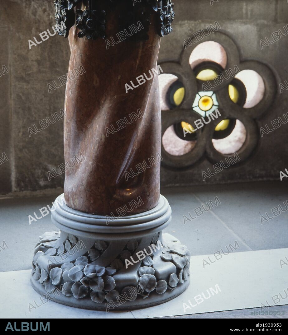 JOSEP PUIG I CADAFALCH. Casa Amatller, 1898-1900.  Detalle de columna de mármol rosa y base con ornamentación floral. Modernismo. Barcelona.
