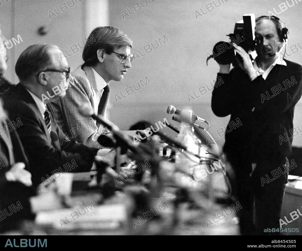 ARKIV 19830426. Ubåtskommissionens ledamöter Lars Eliasson, (tv) Centerpartiet och Carl Bildt, Moderaterna, håller en presskonferens angående de misstänkta ubåtskränkningar från främmande makt som skett den senaste tiden i de svenska farvattnen bl.a. kring Hårsfjärden i Stockholms skärgård.. Foto: Roger Turesson / EXP / SCANPIX / Kod: 42. **AFTONBLADET OUT**.