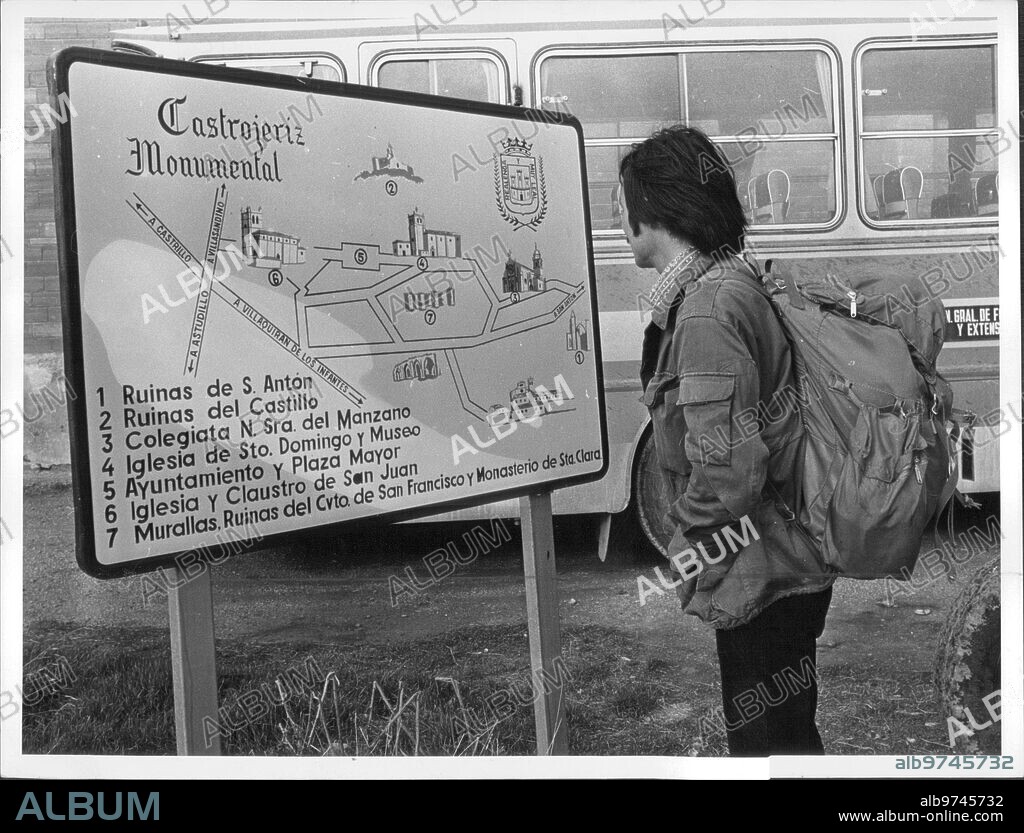 January 17, 1975. A young Japanese student, Koji Kawai, author of a tourist guide to Spain in Japanese, is currently walking the Camino de Santiago, in order to write a new book. "I have started this Route _Says Koji Kawai_ with the idea of unraveling the thoughts of the People of that Time. That is why I am Going Alone: I want to reflect on God, on the Apostle, on the faith that Animated All of Europe.