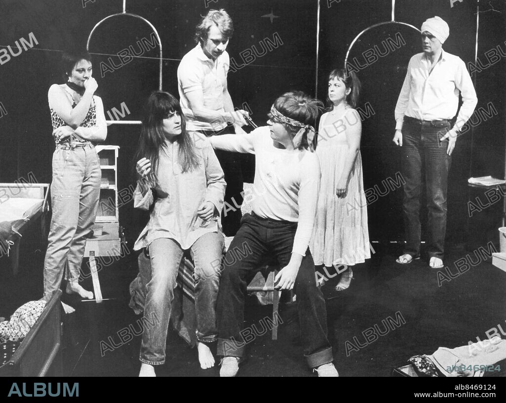 Göteborg 1981-02-28. Kjerstin Hellström, Reine Brynolfsson, Gunilla Nordlund, Björn Paijkull samt sittande Eva Wilhelmsson och Johan Wahlqvist i färd med repetitionerna av Balladen om syrran *** Local Caption *** GP Foto: Stefan Berg. KAMAREREPORTAGE.