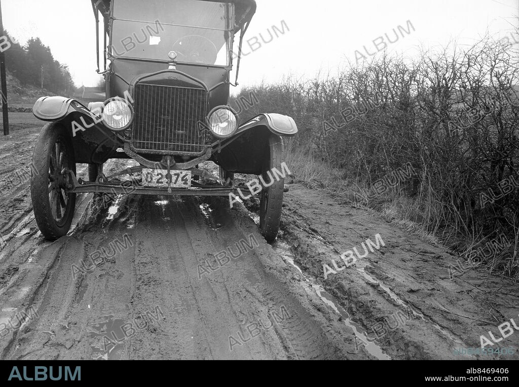 Göteborg - 1926-02-27 - Bil på blöt å ful väg - Tuvevägen - Grimbo - Hisingen *** Local Caption *** 1926-06. KAMERAREPORTAGE.