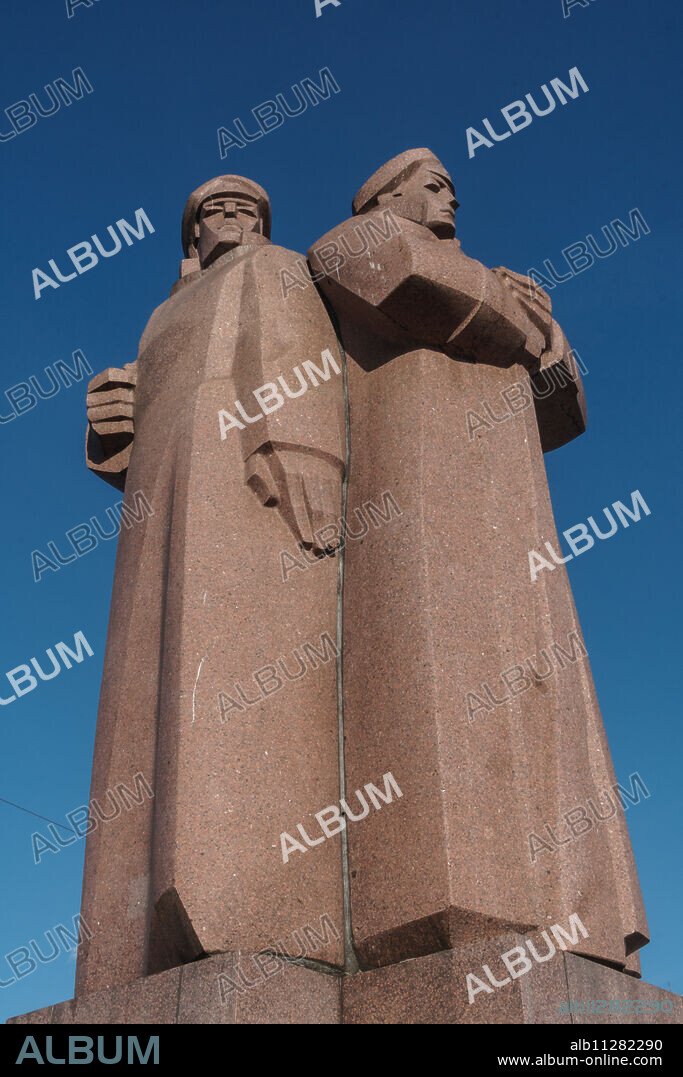 Latvian Riflemen Monument, Soviet statue commemorating fighters in the First World War, in square bearing its name, Riga, Latvia, Europe.