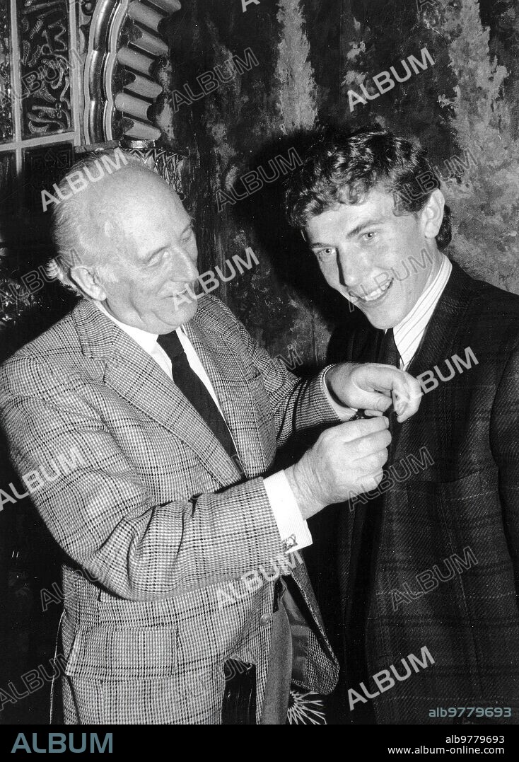 March 22, 1987. Presentation of the Garbanzo de Plaza award to Emilio Butragueño by Antonio Mingote.