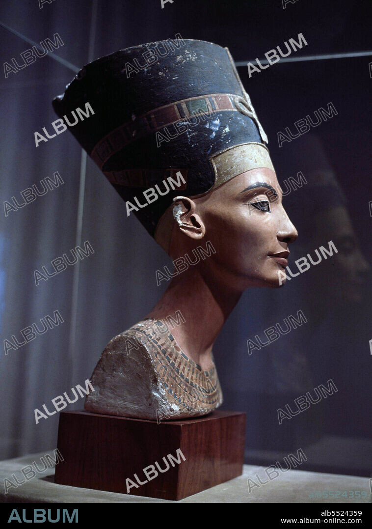 NEFERTITI. REINA DE EGIPTO, ESPOSA DE AKHNATON.. PROCEDE DE TELL AL - AMARNA , ENCONTRADA EN 1912. MUSEO EGIPCIO . BERLIN.