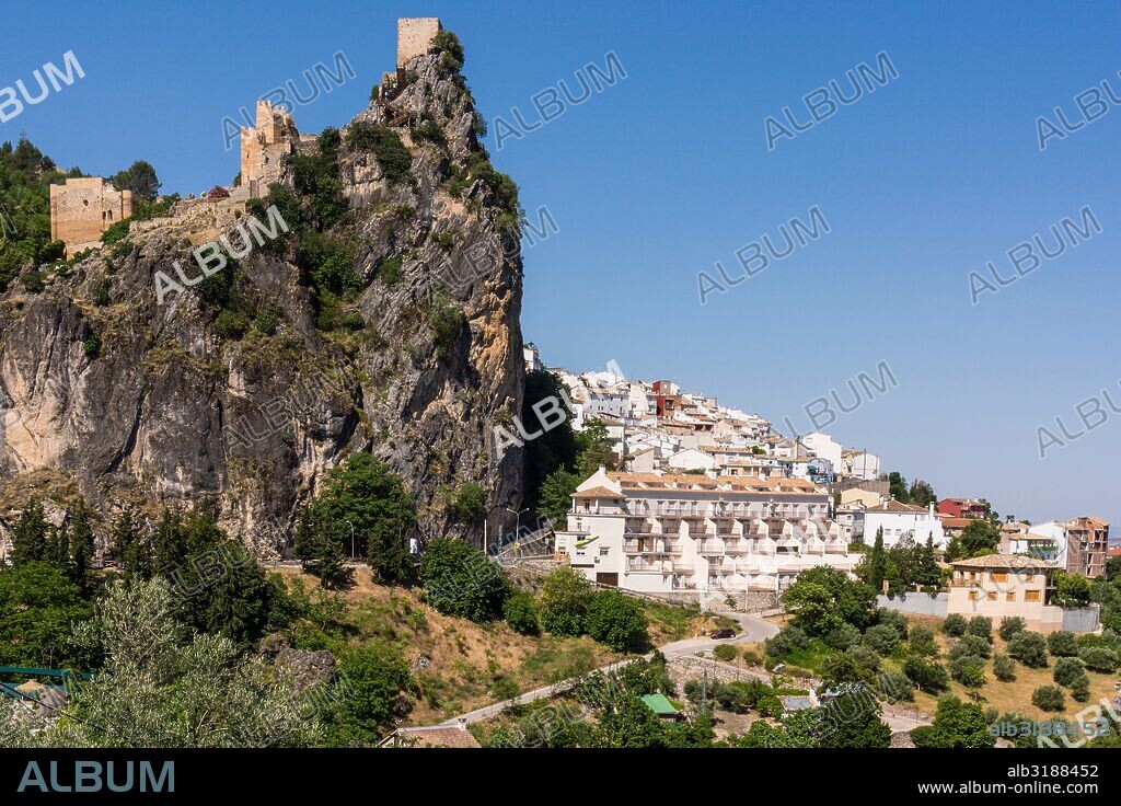 Castillo de La Iruela, origen almohade, construido sobre cimientos pre-bereberes, La Iruela, valle del Guadalquivir, parque natural sierras de Cazorla, Segura y Las Villas, Jaen, Andalucia, Spain.