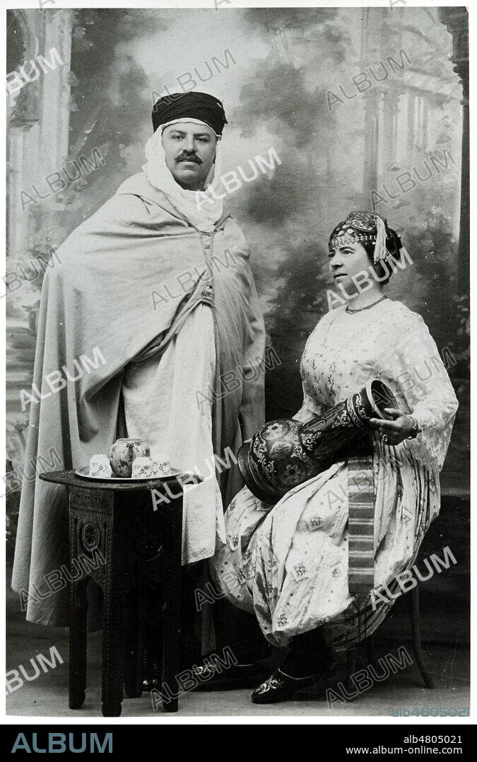 Couple de francais en Afrique du nord costumes en arabe. Photographie anonyme de studio vers 1910. Credit : Collection Kharbine-Tapabor.