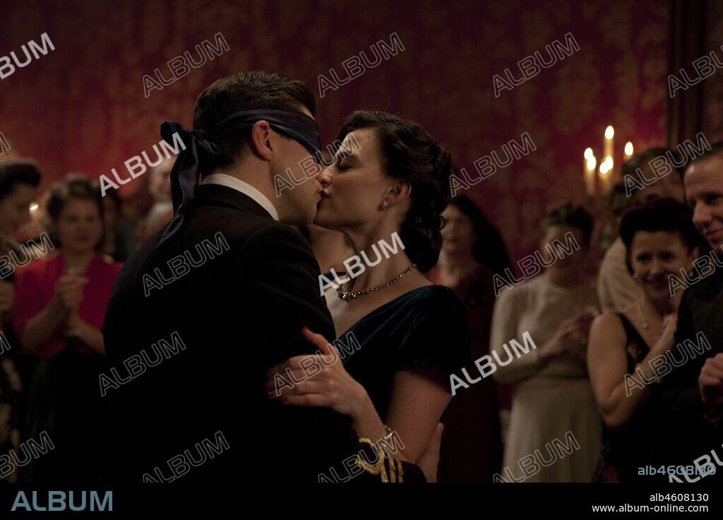 DOMINIC COOPER et LARA PULVER dans FLEMING, THE MAN WHO WOULD BE BOND, 2014. Copyright BBC AMERICA/ECOSSE FILMS/SKY ATLANTIC / Cortesía. season 1 episode 2.