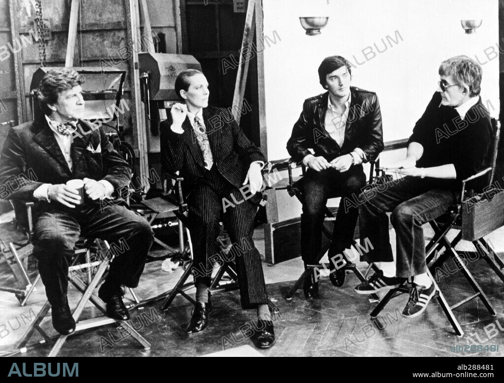 BLAKE EDWARDS, JULIE ANDREWS, ROBERT PRESTON and TONY ADAMS in VICTOR / VICTORIA, 1982, directed by BLAKE EDWARDS. Copyright M.G.M/UNITED ARTIST.