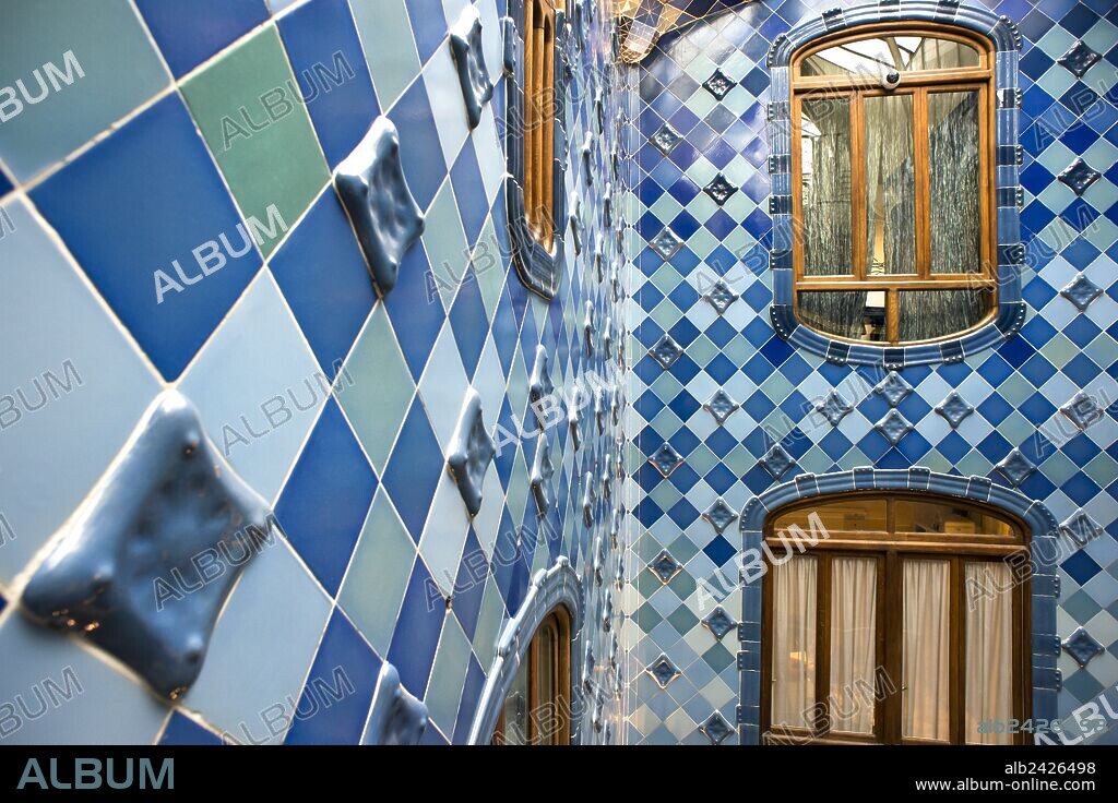 ANTONI GAUDÍ y JOSEP MARIA JUJOL I GIBERT. CASA BATLLO. PATIO INTERIOR.