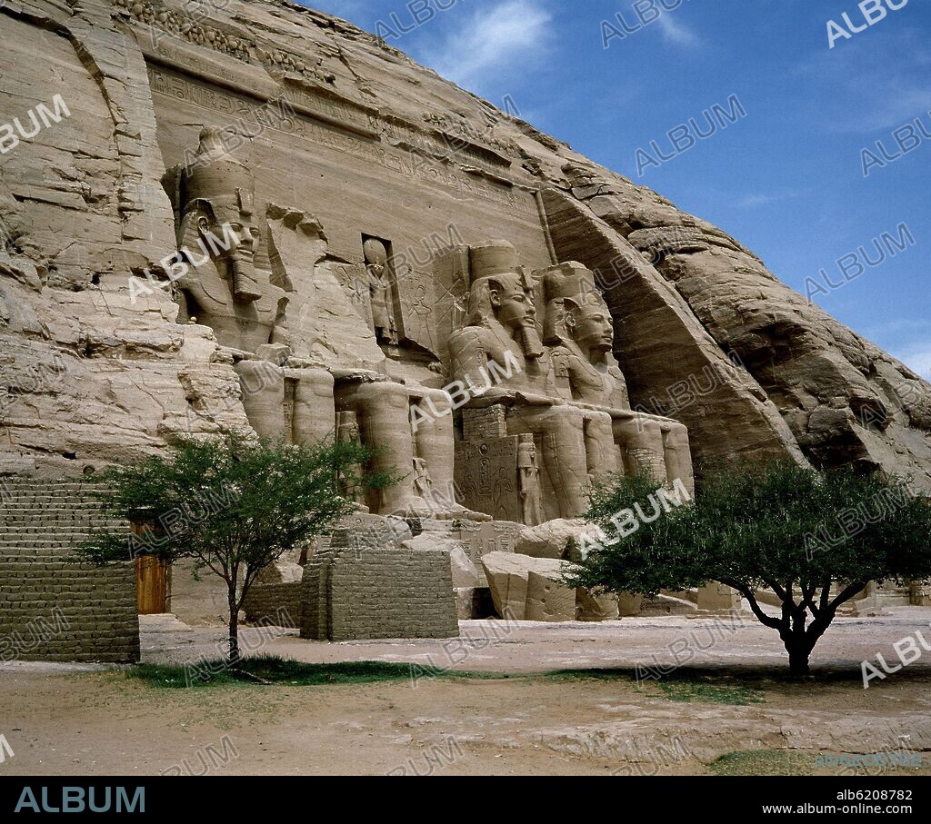 COLOSOS DE LA FACHADA DEL TEMPLO DE RAMSES II CON LA NEMES Y LA DOBLE CORONA CONSTRUCCION REALIZADA EN 1284-1264 A.C DEDICADO A RA, PT - FOTO AÑOS 80.
