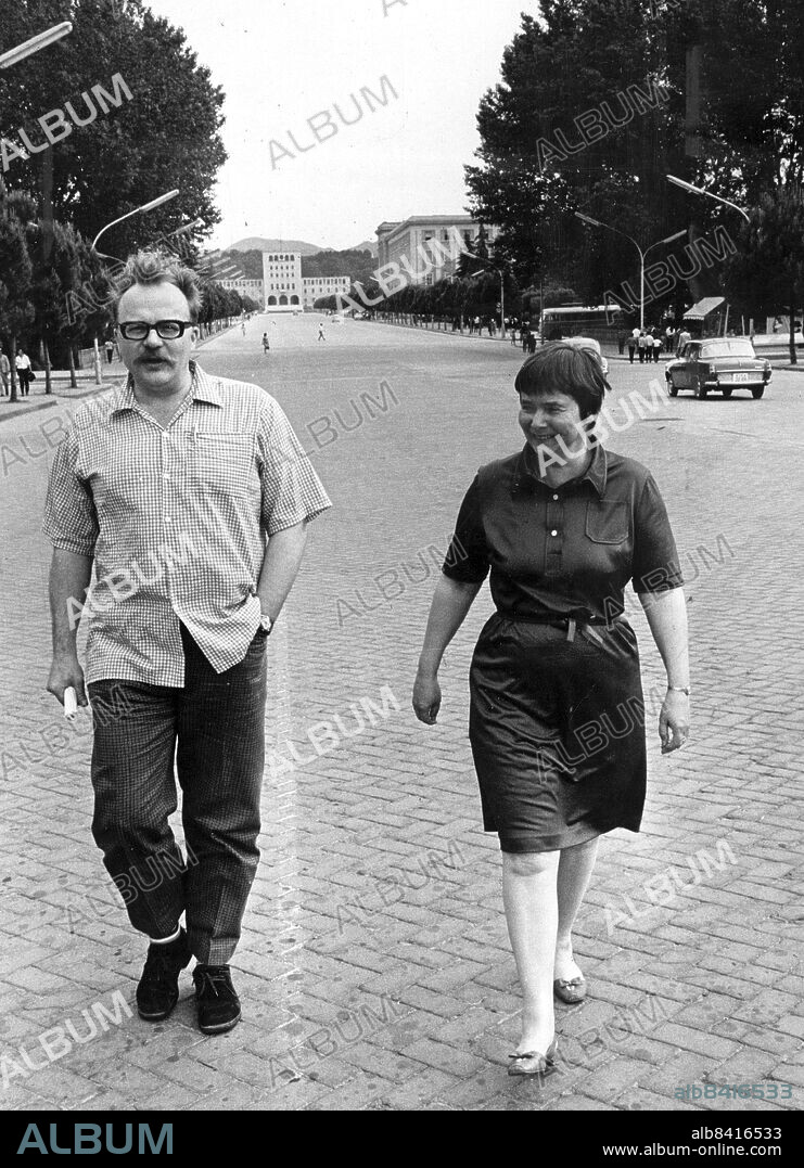 TIRANA 1969-05-27. Jan Myrdal och Gun Kessle samlar material till en bok om Albanien och reser runt i landet under en månad fram till midsommar. Här går de på Tiranas huvudgata, och det är inte uteslutet att de kan ha en hund inom synhåll.. Foto: Folke Hellberg / DN / TT / Kod: 23. ** SVD OUT **.