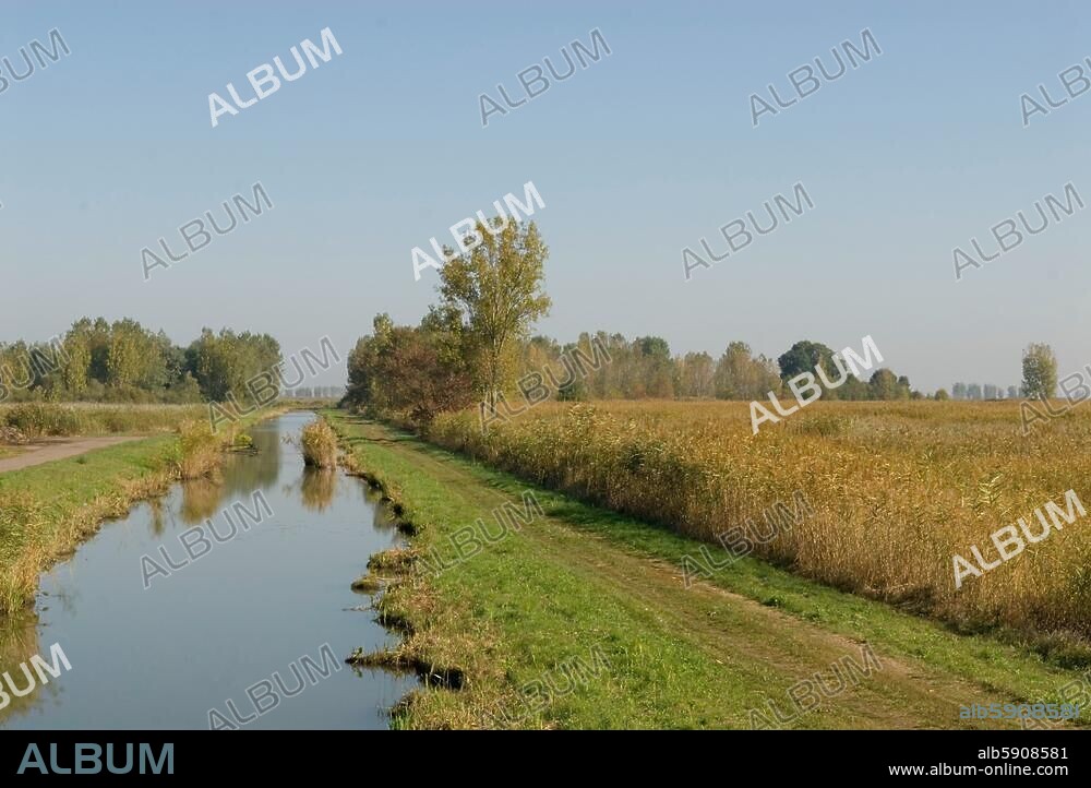 Puszta (Hungary). Canal in the Hortobágy Puszta. Photo, 10.10.2006.
