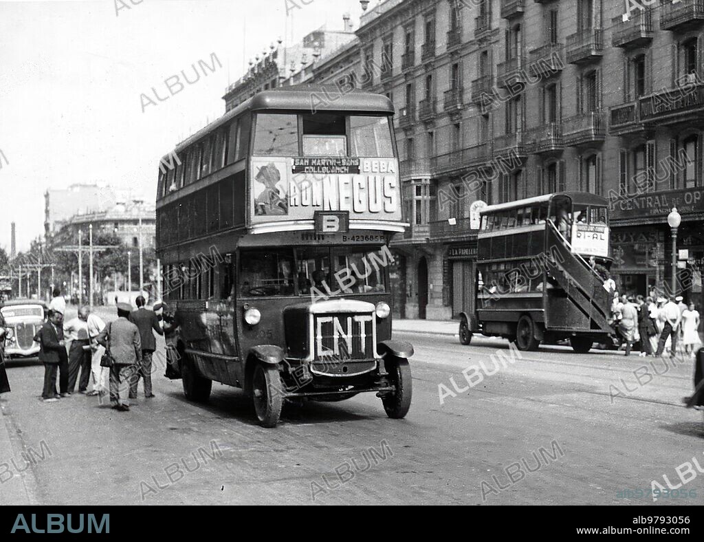 October 1936. A bus with the initials of the CNT runs through the streets of the city.