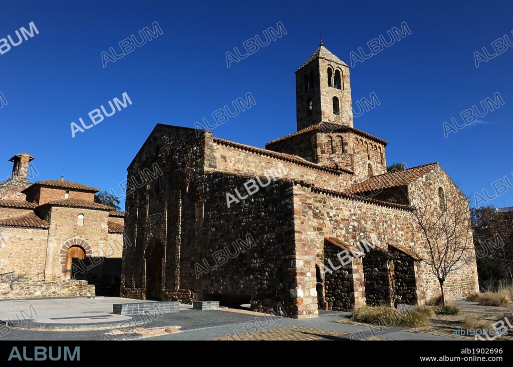 ARTE ROMANICO. ESPAÑA. IGLESIAS PRERROMANICAS DE TERRASSA. (Antiguo nucleo visigodo de Egara). IGLESIA DE SANTA MARIA S. XII. Antigua sede episcopal consagrada en el año 1130. Vista exterior del edificio donde destaca el cimborrio octogonal coronado con campanario de dos pisos. La decoración de fajas y arquerías ciegas lombradas de la fachada principal y el ábside cuadrado (prerrománico). Terrasa. Vallés Occidental. Provincia Barcelona. Cataluña.