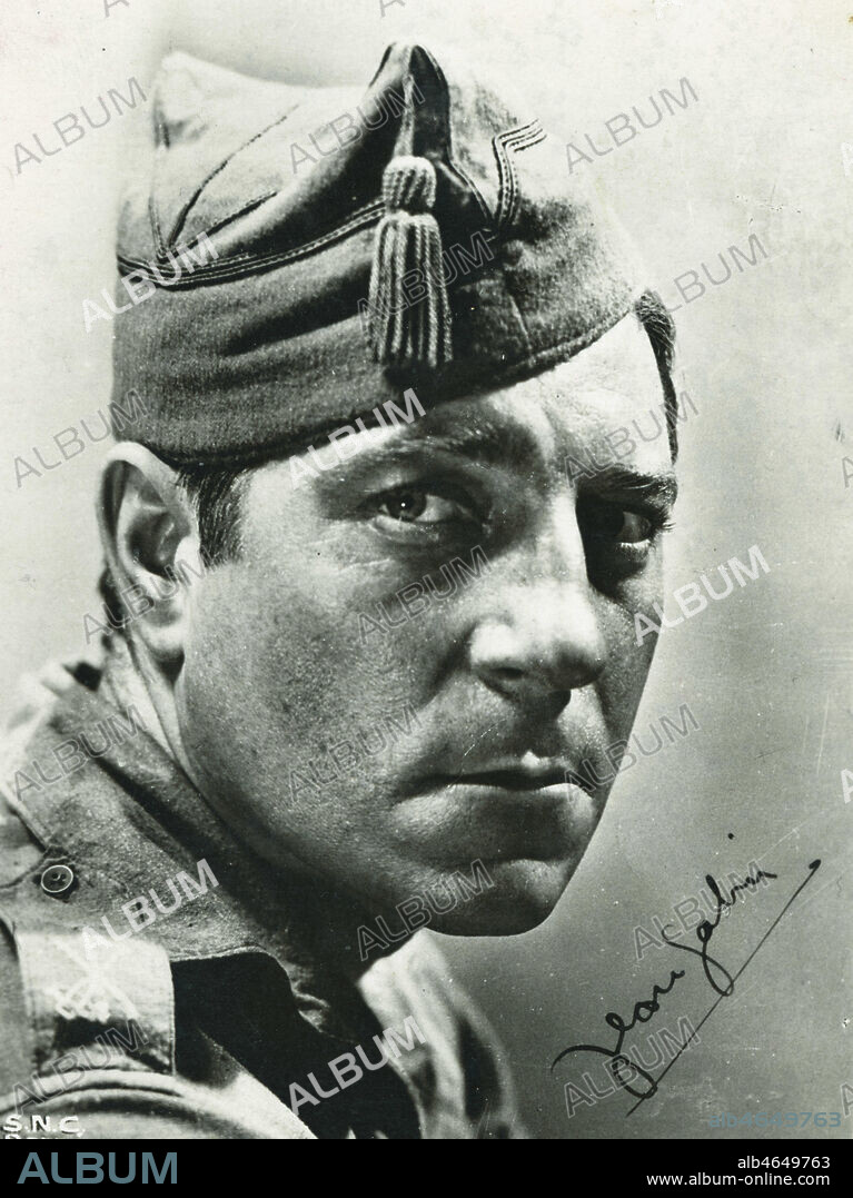 Portrait photo de Jean GABIN (1904-1976) portant sa signature, par S.N.C BARRE, et appartenant a la serie ' Les Vedettes de l' Ecran.' Credit : Collection Kharbine-Tapabor.