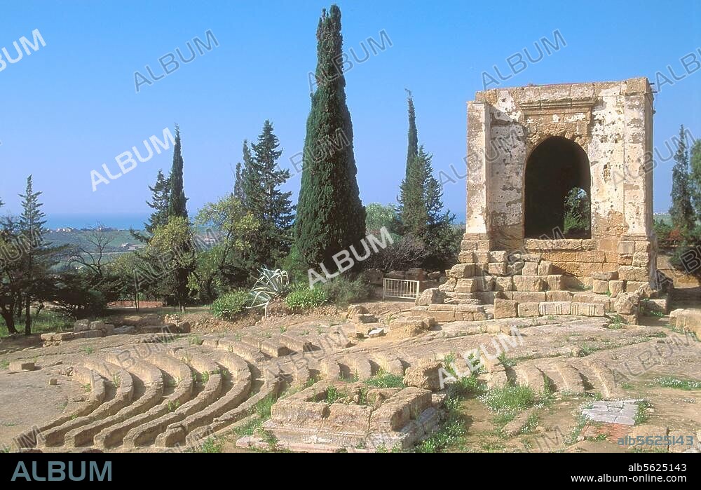 Agrigento, griech. Akragas (Sizilien), Ekklesiasterion (erbaut im 6. Jh. v. Chr. für die Abhaltung der Volksversammlungen).- - Ansicht mit Oratorium des Phalaris. (erbaut im 2. Jh. n. Chr.) im Hintergrund. Foto, Oktober 1997.
