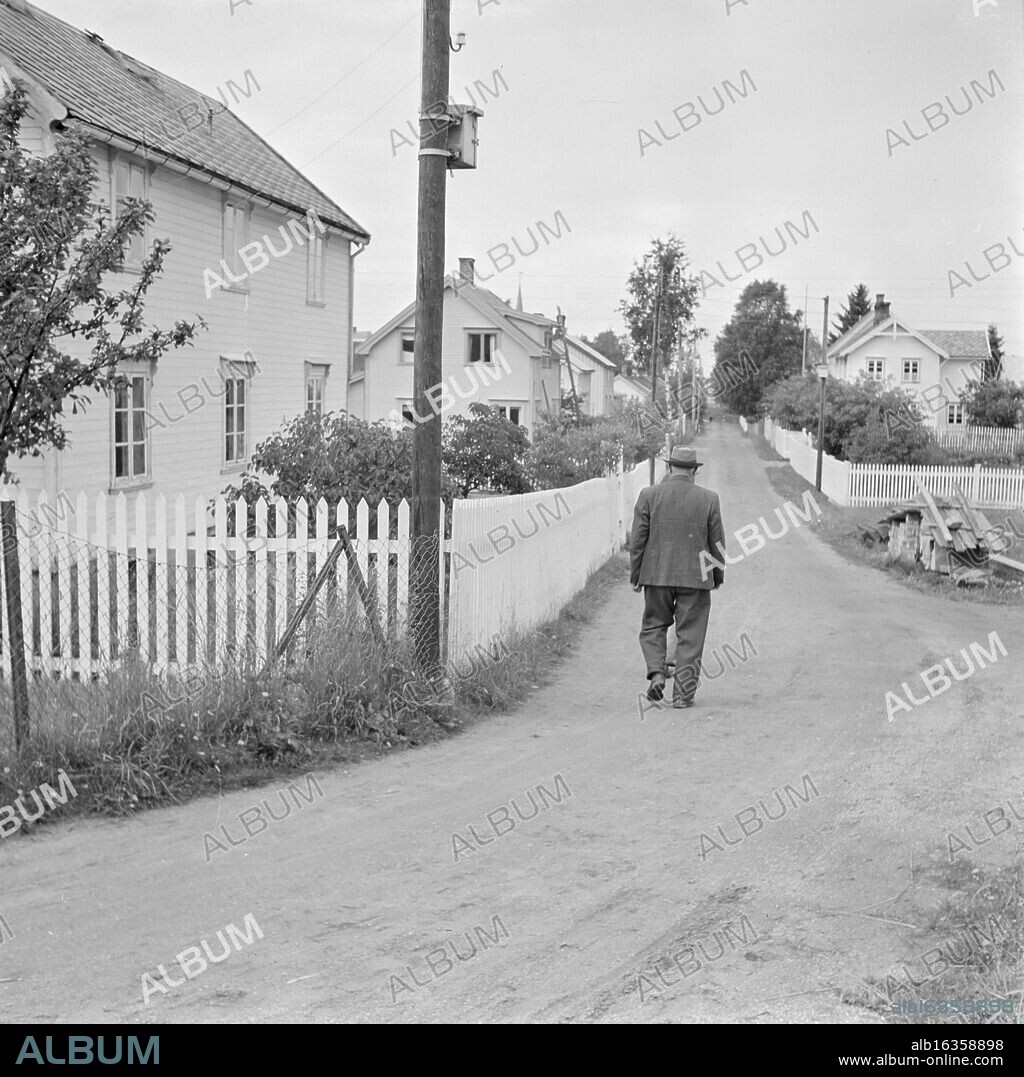 Current 18-1949: Old man Nygårdsvold turns 70. Former Prime Minister Johan Nygårdsvold turns 70 on 6 September 1949. He has retired to his home in Hommelvik and spends his time renovating the house. Photo; Per Bratland / Aktuell / NTB. ***PHOTO NOT IMAGE PROCESSED***. This image text is auto translated. This image text is auto translated. This image text is auto translated. This image text is auto translated. This image text is auto translated.
