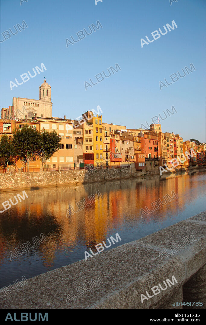 CATALUÑA. GIRONA, capital. Vista de las fachadas coloristas de las casas sobre el río Onyar, adosadas a las antiguas murallas. Al fondo la Catedral de Girona. España.