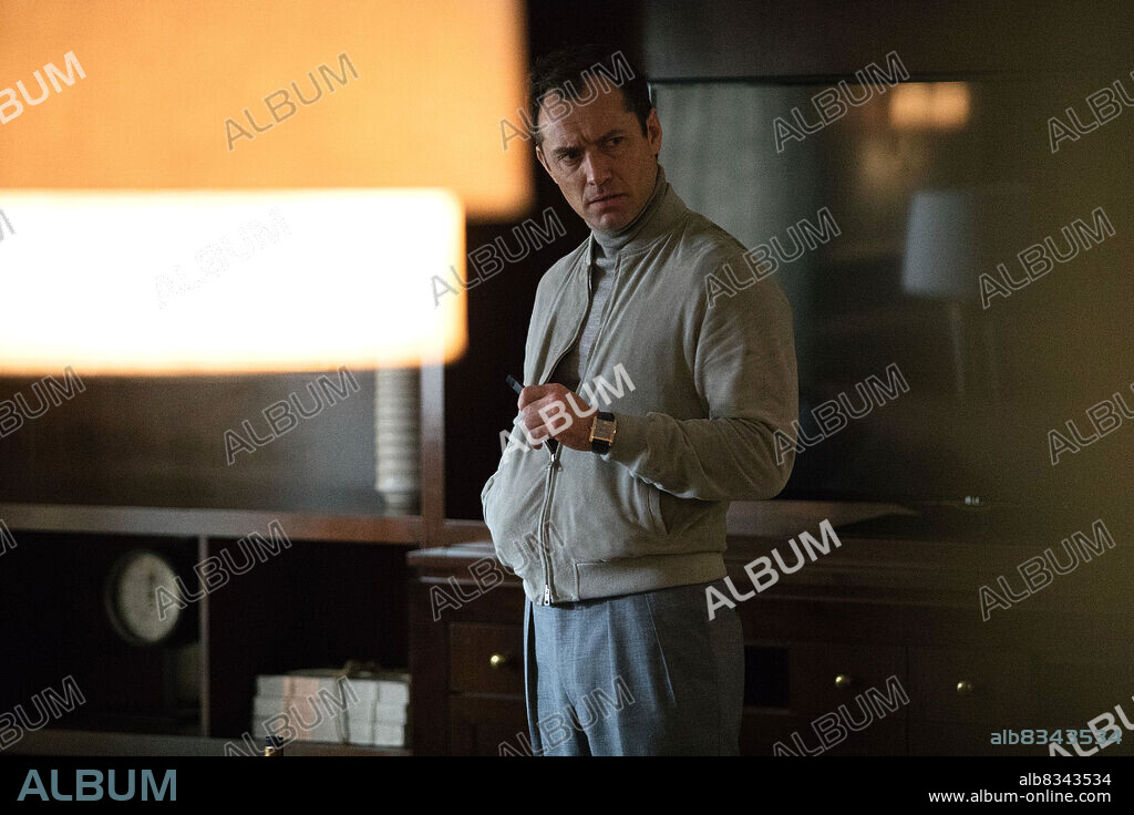 JUDE LAW en VOX LUX: EL PRECIO DE LA FAMA, 2018 (VOX LUX), dirigida por BRADY CORBET. Copyright KILLER FILMS.