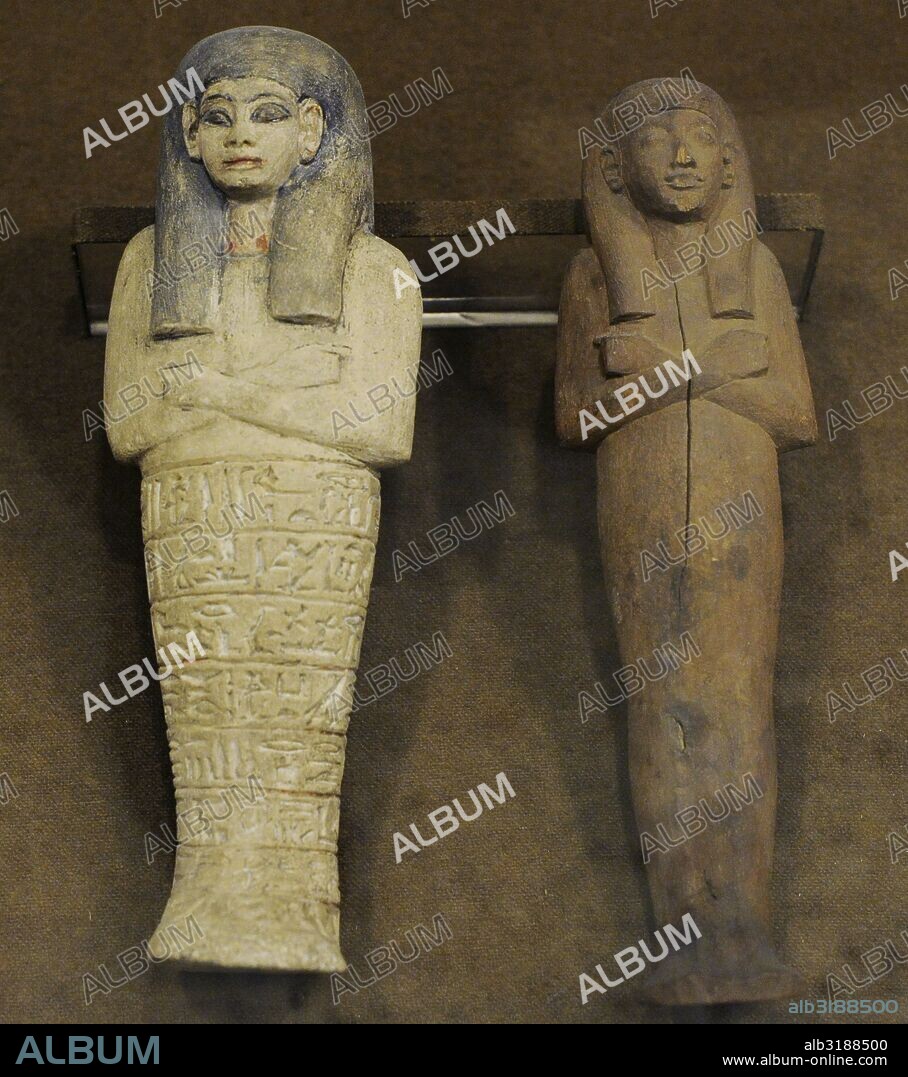 ARTE EGIPCIO. EGIPTO. Ushebtis, figurillas mortuarias que se depositavan en las tumbas de los difuntos para servir en la otra vida al difunfo. Ushebstis de piedra caliza y madera. Siglo XIV a. C. Imperio Nuevo. The State Hermitage Museum. San Petersburgo. Rusia.