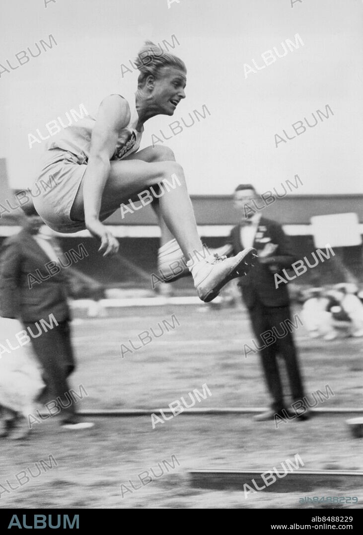 LONDON 1934-08-11 Orig. bildtext... WOMEN'S WORLD GAMES AT WHITE CITY. O.P.S. Miss Z Koubkova (Czecho-Slovakia) competing in the long jump eliminating round. Anm. Z Koubkova, 1913-1986, kvinnlig tjeckisk löpare som satte världsrekord på 800 m på Women's World Games i London 1934. Senare blev hon fråntagen sin medalj och utestängd från OS. Efter en könsbytesoperation ändrade hon namnet till Zdenek Koubkov, reste till New York 1936 och uppträdde där som pantomimaktör. Foto: AB Text & Bilder / SVT / Kod: 5600 . Damolympiaden 1934 Internationella kvinnospelen Längdhopp Spikskor Muskler Ben Idrottskläder Könstillhörighet Idrottsplatser Transsexuell Androgynt utseende CD368 persons: ZDENKA KOUBKOVA sites: TJECKOSLOVAKIEN*;LONDON;STORBRITANNIEN.