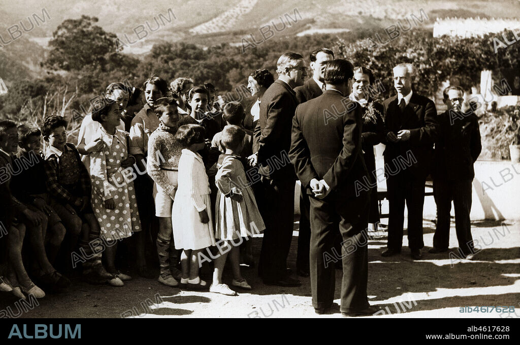 España. Catalunya. Guerra civil (1936-1939). Visita del consejero Josep Maria Pi i Sunyer (1889-1985) al Casal Català el dia de su inauguración, el 2 de marzo de 1938, en Arenys de Munt, en presencia de Antoni Maria Sbert Massanet (1901-1980), consejero de cultura y gobernación de la Generalitat de Catalunya.