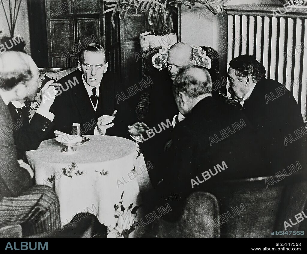 Erich Salomon, Aristide Briand, Dr. Gustav Stresemann and Sir Austen Chamberlain at the 1928 summit meeting in the Hotel Splendid in Lugano, Staatliche Landesbildstelle Hamburg, collection on the history of photography, silver gelatin paper, black and white positive process, image size: height: 27.30 cm; width: 35.00 cm, stamp: verso center: PHOTO DR. ERICH SALOMON, REPRESENTED BY, PETER HUNTER, PRESS FEATURES, [address] AMSTERDAM, inscribed: verso and on the cardboard: object inscription of the Staatliche Landesbildstelle: photographer, title, explanation, year, measurements and inventory number handwritten in black, reporting photography, state/law/political. Life.