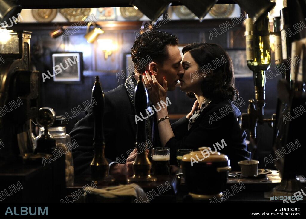HESTER COLLYER and RACHEL WEISZ in THE DEEP BLUE SEA, 2011, directed by TERENCE DAVIES. Copyright FILM4/UK FILM COUNCIL.