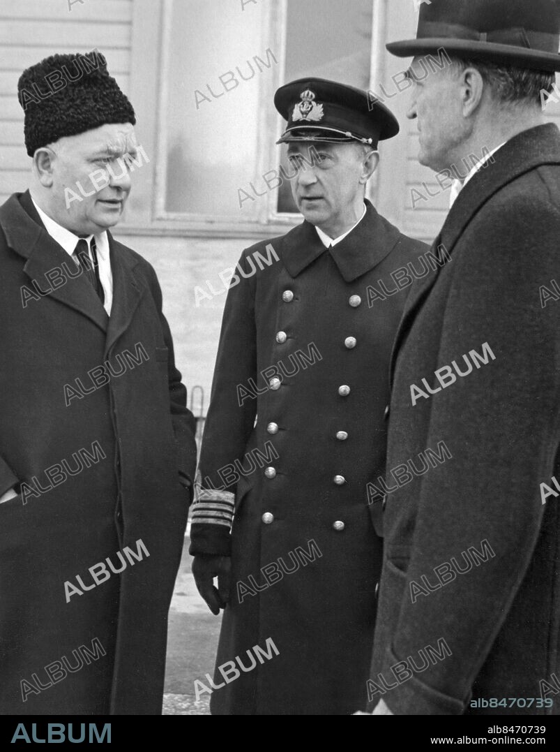 HÄRNÖSAND 1944-04-04.. Tre män närvarar vid politikern och tidningsmannen Arthur Engbergs begravning. Från vänster ses statsminister Per Albin Hansson, kommendör Torsten Hagman och landssekreterare Ragnar Stattin.. Foto: AB Text & Bilder / SVT / Kod: 5600. Mapp: Hagman, Torsten. Trio Mössor.
