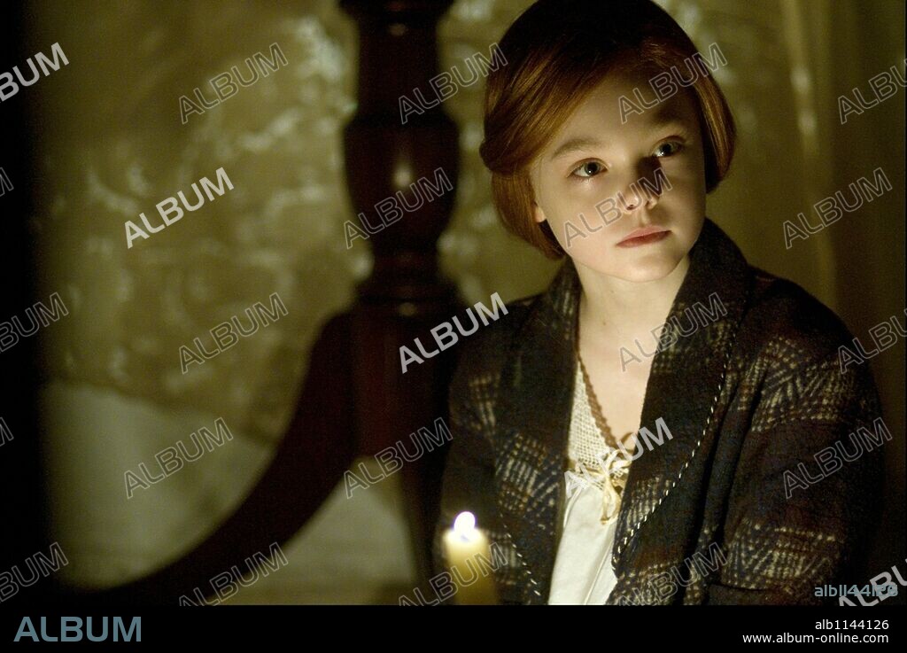 ELLE FANNING en EL CURIOSO CASO DE BENJAMIN BUTTON, 2008 (THE CURIOUS CASE OF BENJAMIN BUTTON), dirigida por DAVID FINCHER. Copyright KENNEDY/MARSHALL COMPANY, THE/PARAMOUNT PICTURES/WARNER BROS / MORTON, MERRICK.