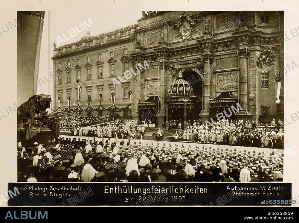 Berlin-Mitte, Nationaldenkmal für Kaiser Wilhelm I. (1897; Bildhauer: Reinhold Begas). Enthüllung am 22. März 1897 (100. Geburtstag Wilhelms I.): Blick vom Denkmal auf die Ehrentribüne vor dem Eosanderportal des Stadtschlosses; zu Pferd Kaiser Wilhelm II. Photographie (M.Ziesler). Berlin, Sammlung Archiv für Kunst und Geschichte.