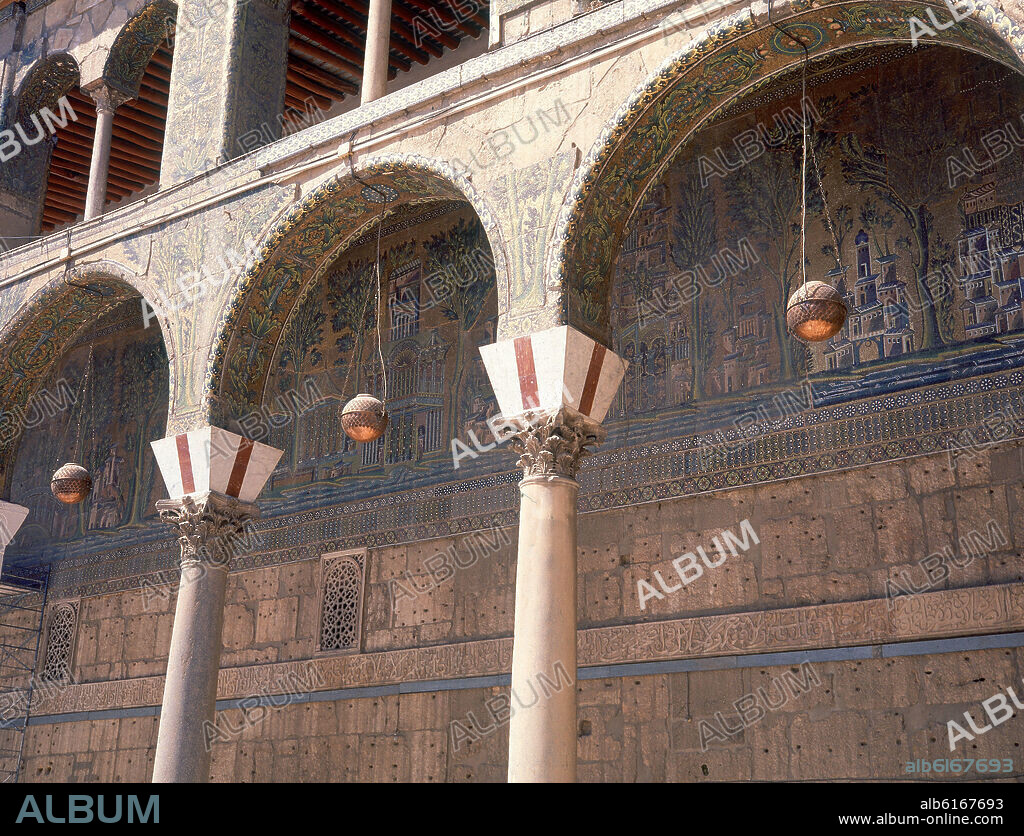 DET DE COLUMNAS Y ARCOS DEL PATIO CON MOSAICOS BIZANTINOS.