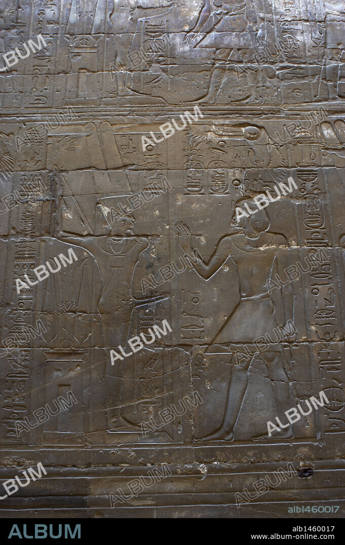 ARTE EGIPCIO. EGIPTO. Relieve con la representación de un faraón ante MIN, dios de la fecundidad. Se le representa con el falo erecto. Capilla consagrada a Amón-Min. TEMPLO DE LUXOR. IMPERIO NUEVO.