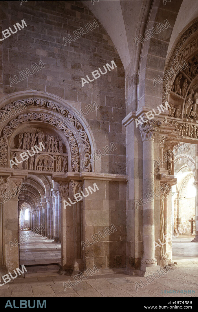Petit tympan cote nord de l'avant nef de la basilique Sainte Marie-Madeleine a Vezelay.Chef-d'½uvre d'architecture romane du XIIeme siecle, la basilique fut renovee par Viollet-le-Duc a partir de 1840;elle figure sur la première liste des monuments historiques de 1840. Credit: Photo Migny/KHARBINE-TAPABOR.
