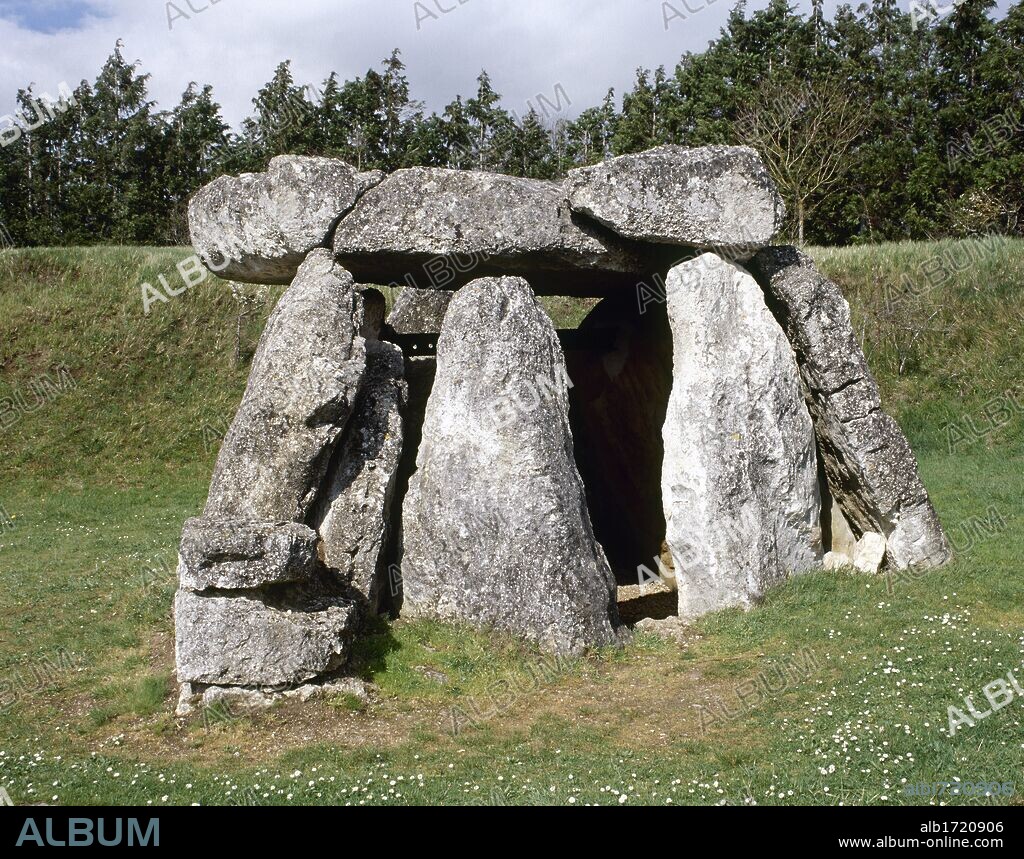 ARTE PREHISTORICO. ESPAÑA. DOLMEN DE AIZKOMENDI. Se encuentra entre los mejores monumentos megalíticos de Euskadi, que fueron levantados por los antiguos pobladores entre el NEOLITICO Y LA EDAD DE BRONCE (2650-900 años a. C.). CERCANIAS DE EGUILAZ. Provincia de Alava. País Vasco.