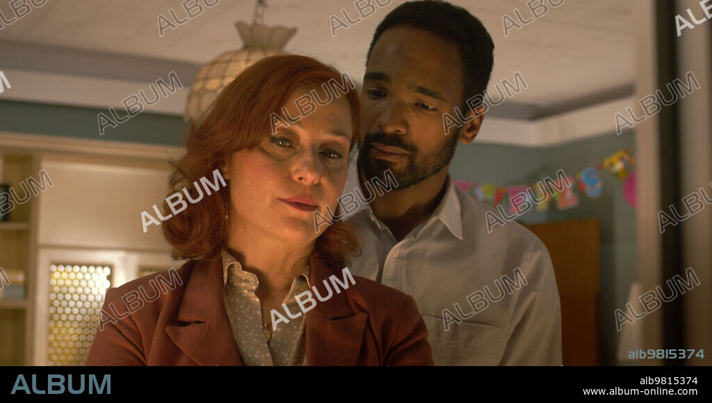 MARIA BLANCO and WILL SHEPHARD in DELFINES DE PLATA, 2023, directed by JAVIER ELORRIETA. Copyright Atlantia Media / TVE.