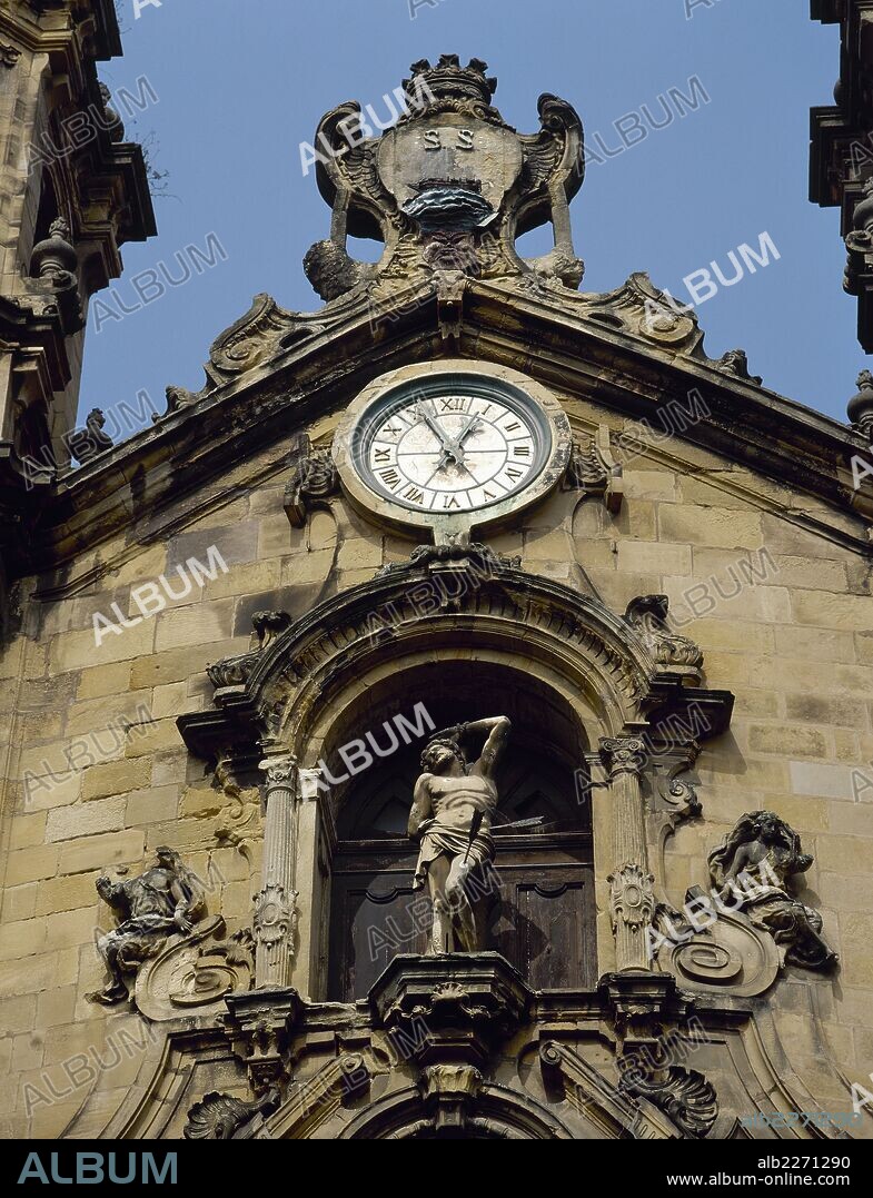 SEBASTIAN, San (m.297 ó 305). Mártir cristiano. Escultura situada en el cuerpo central de la fachada barroca de la IGLESIA DE SANTA MARIA. SAN SEBASTIAN (DONOSTIA). Provincia de Guipúzcoa. País Vasco.