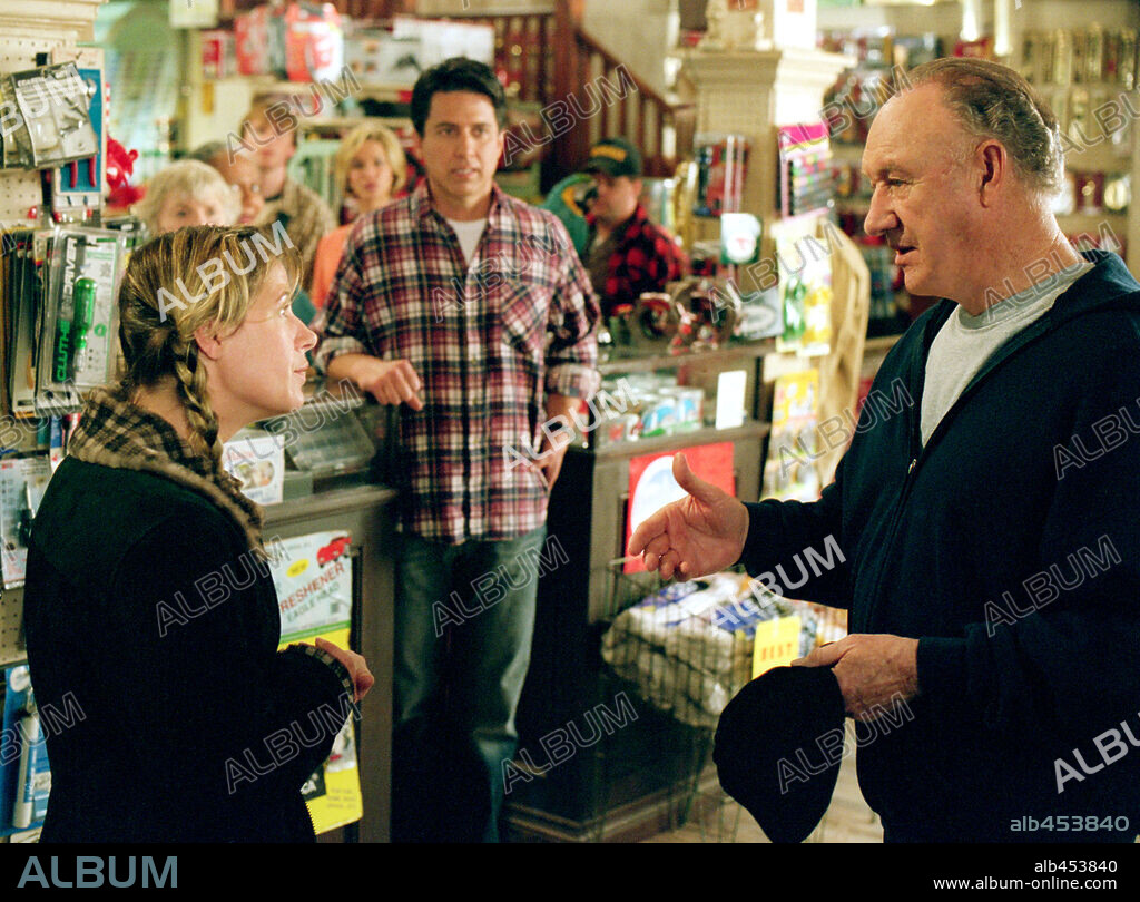 GENE HACKMAN, MAURA TIERNEY and RAY ROMANO in WELCOME TO MOOSEPORT, 2004, directed by DONALD PETRIE. Copyright 20TH CENTURY FOX / HAYES, KERRY.