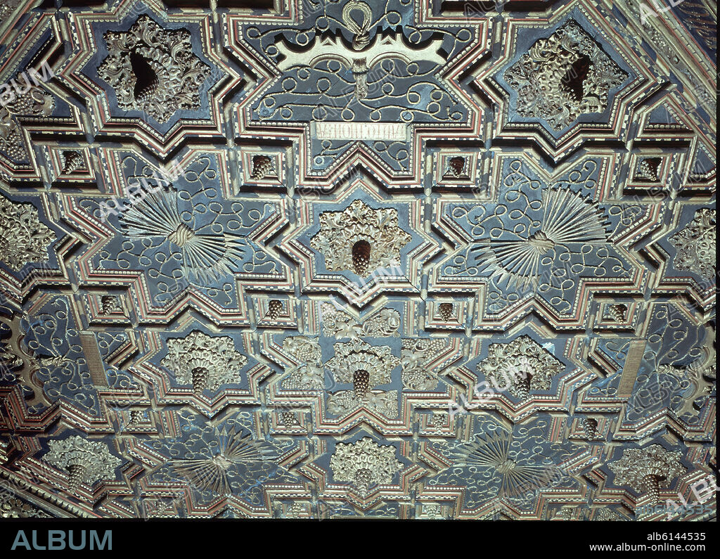 CAMARA REAL - DETALLE DEL ARTESONADO:YUGO,FLECHAS Y LEMA DE LOS REYES CATOLICOS.