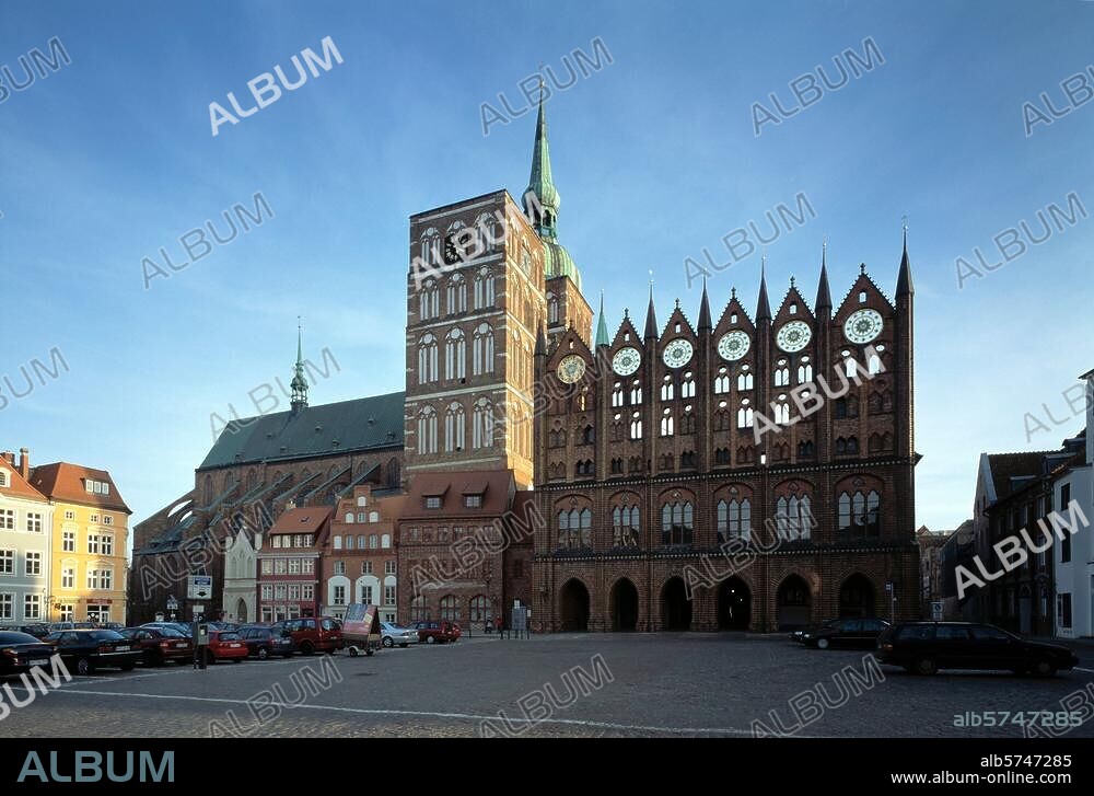 Stralsund, Alter Markt / Rathaus und Nikolaikirche von Norden Filmsize: 6 × 9 cm.