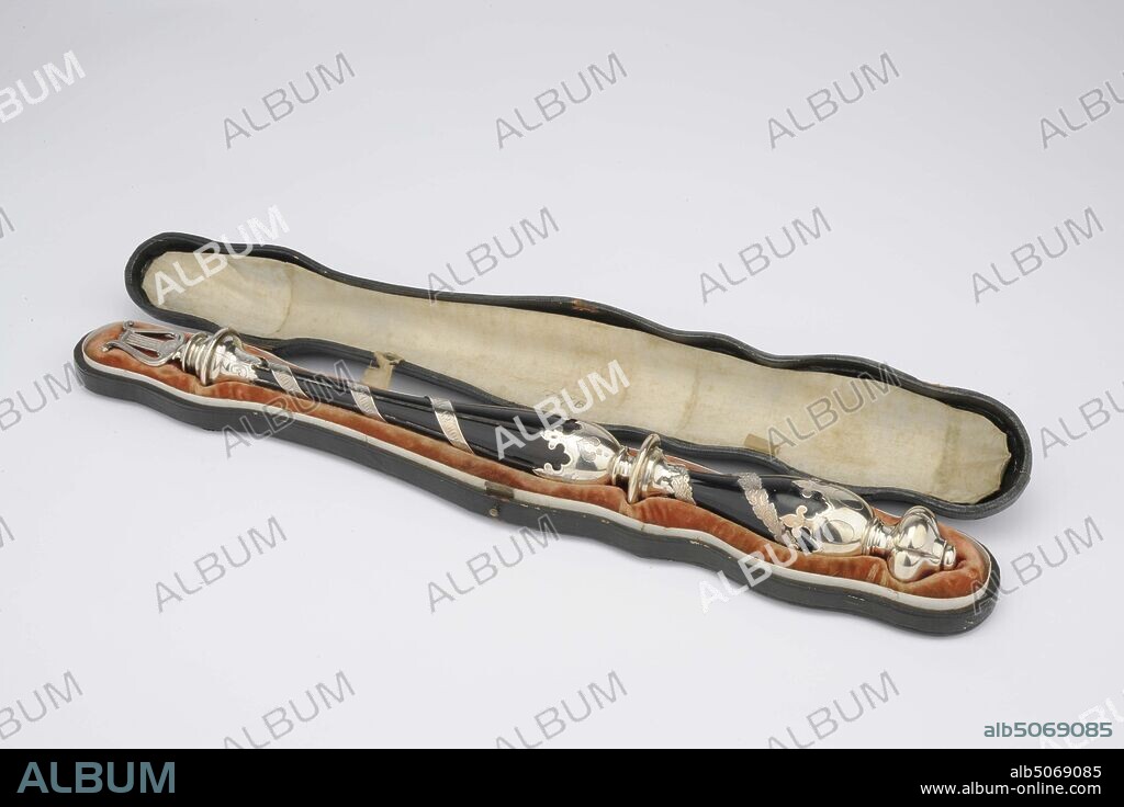 conductor's baton, Anonymous, manufacture: 1848; Offered: 1860, Ebony, Wood, Silver, Velvet, Engraved, Total: 41.8 x 6.2 x 4.8cm 418 x 62 x 48mm, Conductor Stick: 38.4 x 3.5cm 384 x 35mm, Sheath: 41, 8 x 6.2 x 4.8cm 418 x 62 x 48mm, ebony, conductor baton or baton with silver fittings. The stick is made up of two baluster shapes, connected by a flat node, including batter. The stick ends with a six-lobed button. The end consists of double nodes, between which profiled edges. The crowning glory is a winch. A leaf vine winds around the lower baluster. Around the top a silver band spiraling around the stick, engraved with: THE LEIDSCHE CHOIR AND ORCHEST ON THEIR DIRECTOR A.J. WETRENS DECEMBER 11, 1860. Marked on both baluster shapes. The baton is in a wooden box, which is lined on the inside with red velvet, 1900.