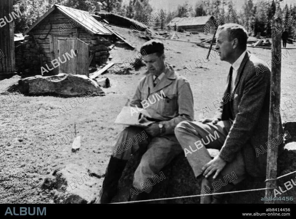 ARKIV KÖLSJÖN 19650813. Förste polisassistent Agge Lingdén, Gävle, (t.v.) och förste kriminalassistent Gunnar Granqvist från tekniska roteln i Stockholm överlägger vid platsen där Sven Lindkvist och Ulla Karlsson mördades.. Foto: DN / TT / Kod: 192. **SvD OUT**.