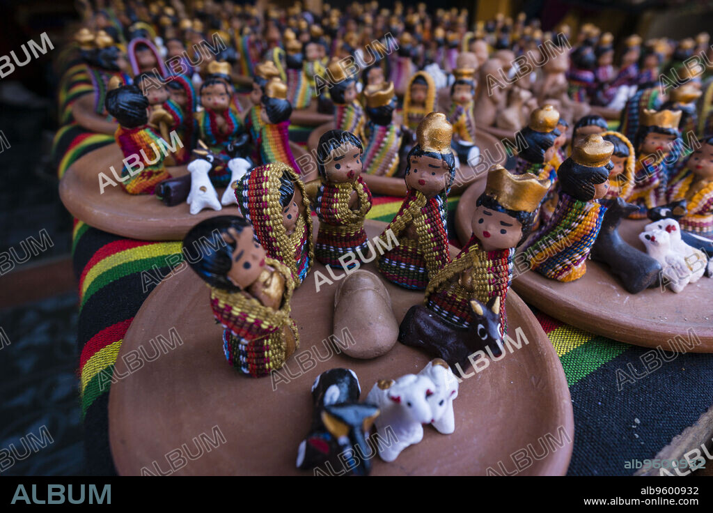 belen de arcilla, atesania tipica, Santiago Atitlan, mercado, departamento de Sololá, Guatemala, Central America.