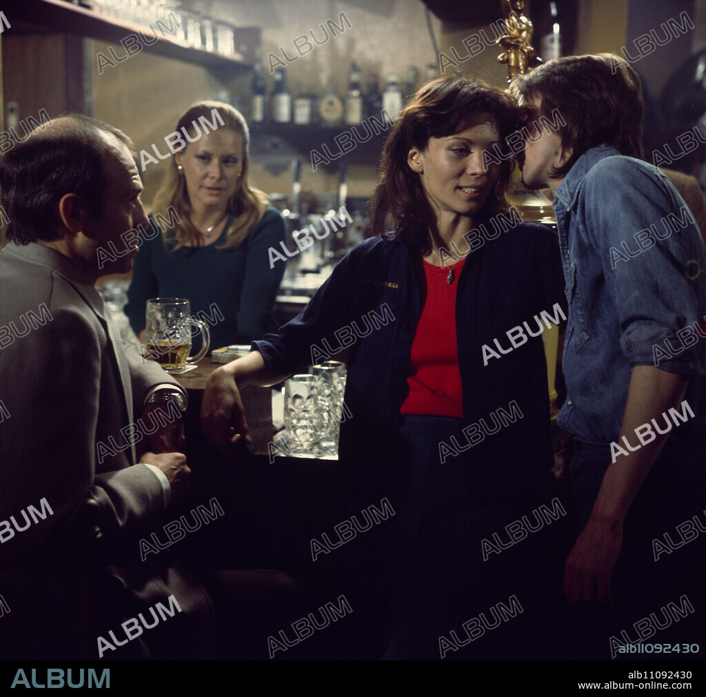 CHARLES BRAUER, INGRID VAN BERGEN, IRIS BERBEN, MARIUS MÜLLER-WESTERNHAGEN in the TV series: Motive Love, episode: Free Treatment. Director: R. Fritz, H. Leitner, J. Nola / Headline: MOTIV LOVE / BRD 1972.